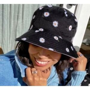 Alice & Olivia Reversible Daisy Spring Summer Bucket Hat Floral Black&Wh…